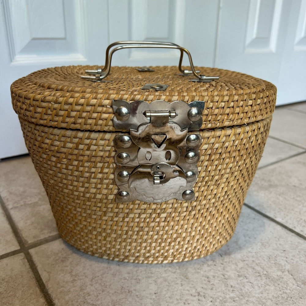 Wicker straw basket